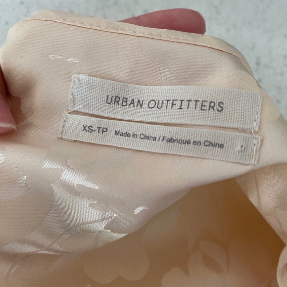 UO ~ Aniston Satin V-neck Cami - Picture 3 of 3